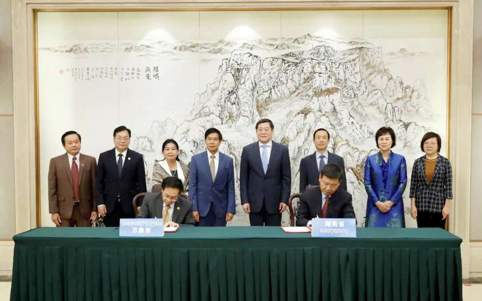 cq9电子环境向老挝万象捐赠7台环卫装备，助力“一带一路”建设